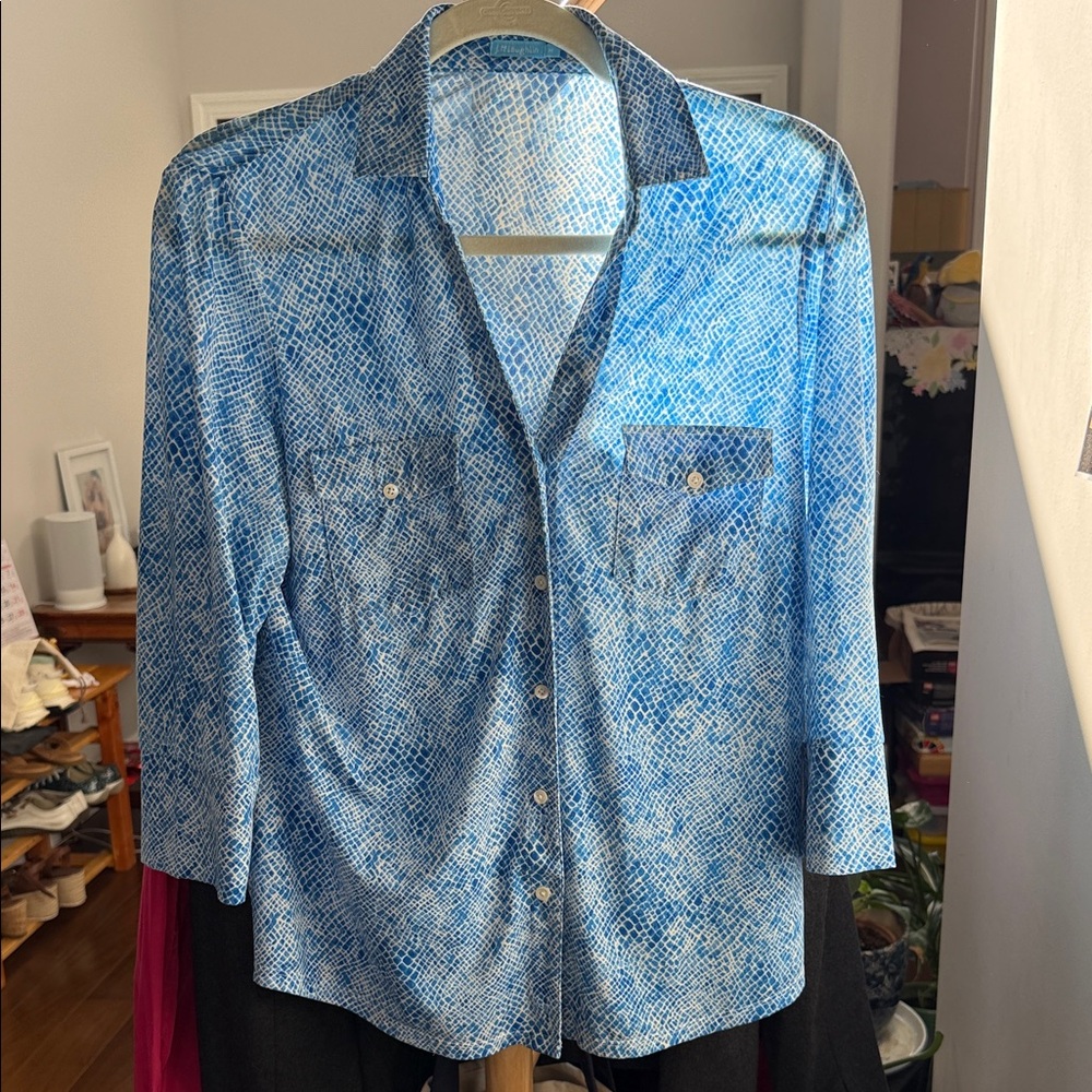 J. McLaughlin Blue and White Printed Shirt with matching pant - Picture 4 of 6